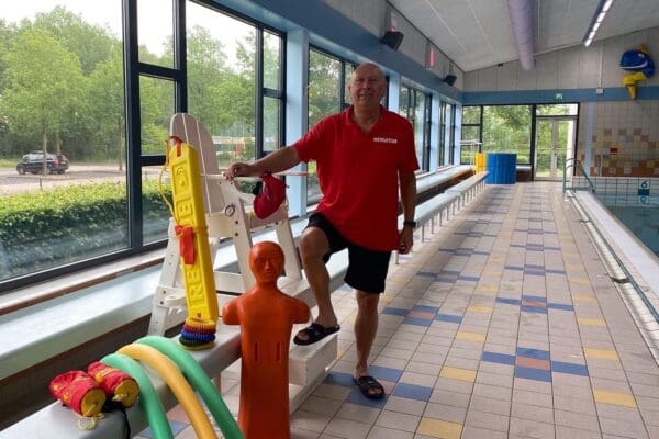 Collega Eddy Kuiper redt man uit water