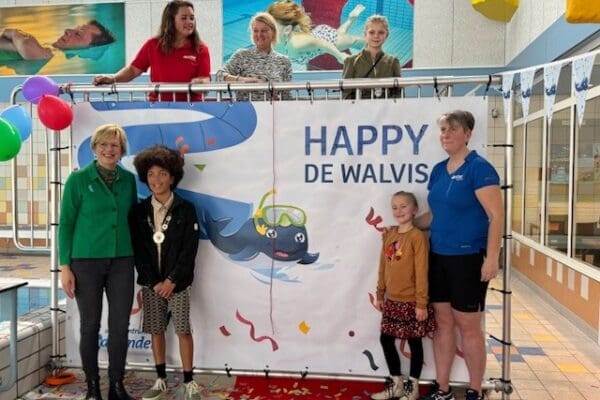 Onthulling HAPPY, de nieuwe naam voor de walvis van  zwemschool Malkander