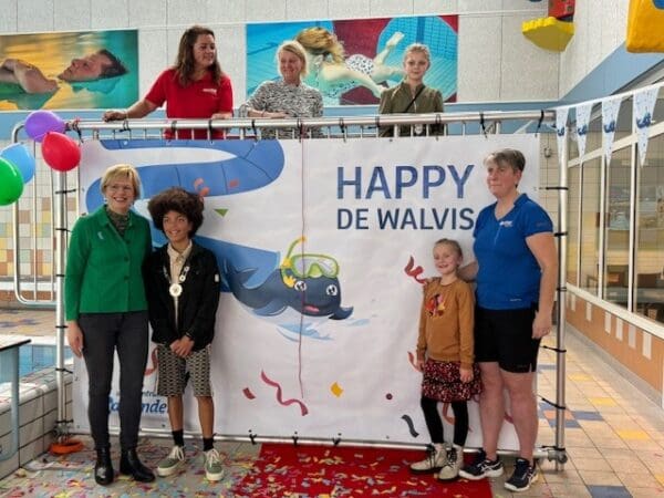 Onthulling HAPPY, de nieuwe naam voor de walvis van  zwemschool Malkander