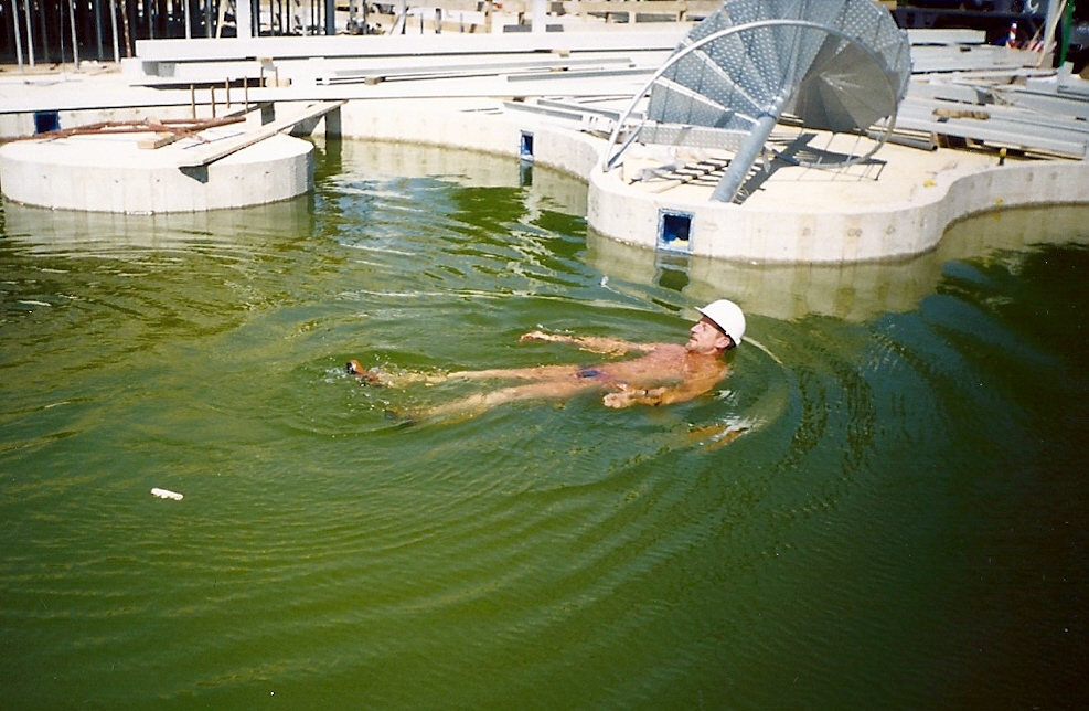 Eerste zwemmer na de bouw van Aquacentrum Malkander