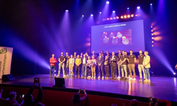 De winnaars van de Apeldoornse Sportprijzen op het podium tijdens het Sportgala Apeldoorn 2023 - Foto: Rob Voss