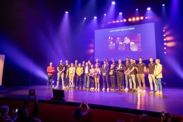 De winnaars van de Apeldoornse Sportprijzen op het podium tijdens het Sportgala Apeldoorn 2023 - Foto: Rob Voss