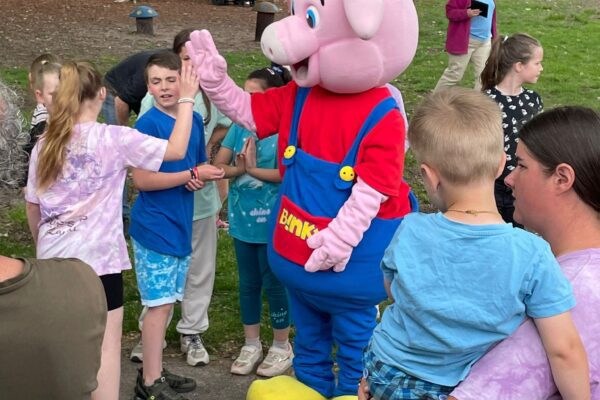 Opbrengst sponsorloop De Kosmos voor Spetterplek Kinderboerderij de Maten