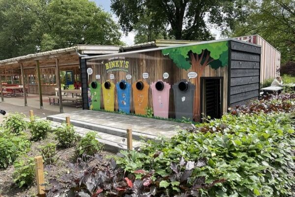 Afvalwand speelboerderij Binky