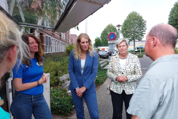 Beweegmakelaar Kitty Glazenburg in gesprek met onder andere Staatssecretaris Vicky Maeijer en wethouder Anja Prins van de gemeente Apeldoorn