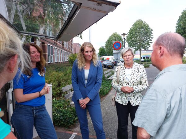 Beweegmakelaar Kitty Glazenburg in gesprek met onder andere Staatssecretaris Vicky Maeijer en wethouder Anja Prins van de gemeente Apeldoorn