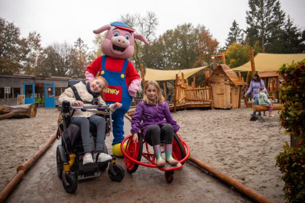 Binky opent rolstoelvriendelijke speeltuin met Naomi en Felinde