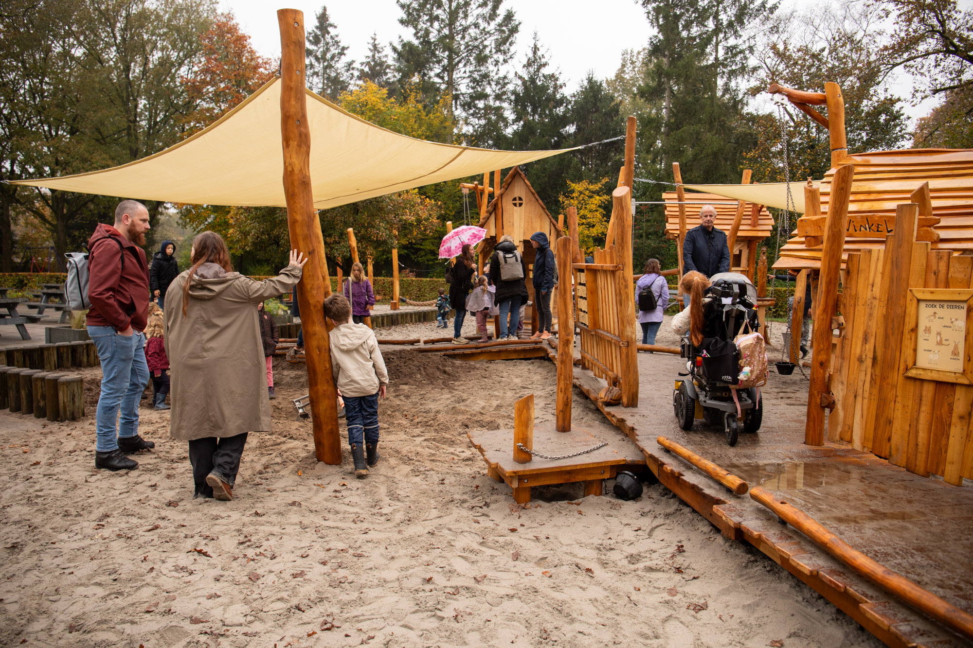 De nieuwe rolstoelvriendelijke speeltuin