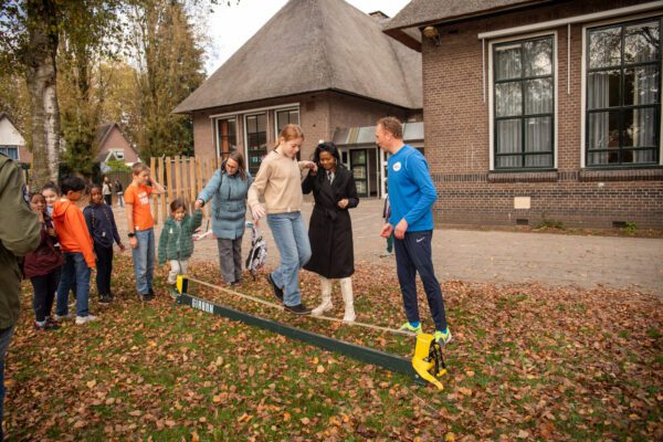 Aftrap 2+1+2 project op het schoolplein van de Rietendakschool met wethouder Sunita Biharie en Bram Boerma van Sportservice Apeldoorn