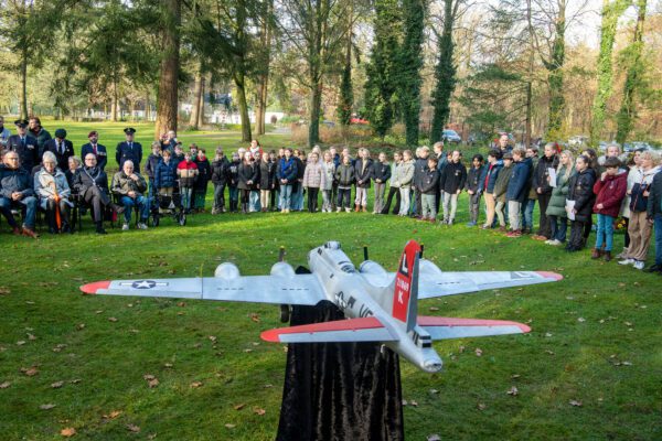 Herdenking neergestorte B-17 bommenwerper bij Boschbad