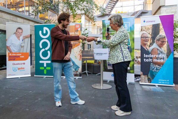 Leefstijlloket Apeldoorn geopend door leefstijlmakelaar Cyriel de Graaf en wethouder Anja Prins