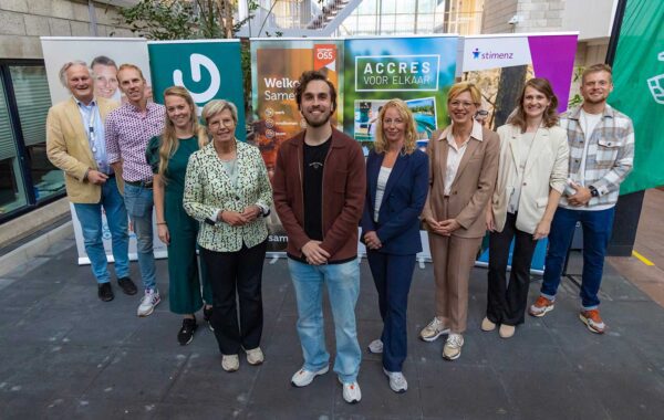 Leefstijlloket Apeldoorn geopend met leefstijlmakelaar Cyriel de Graaf, wethouder Anja Prins en de partners.