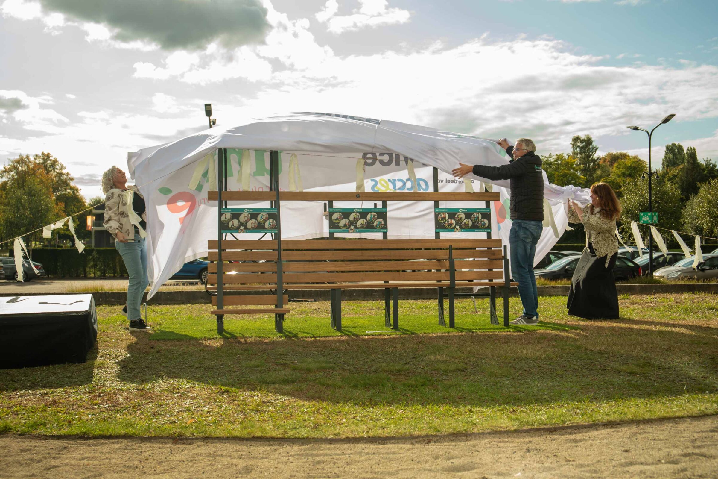 De eerste Beweegbank van Apeldoorn werd onthuld bij Univé Stad en Land.