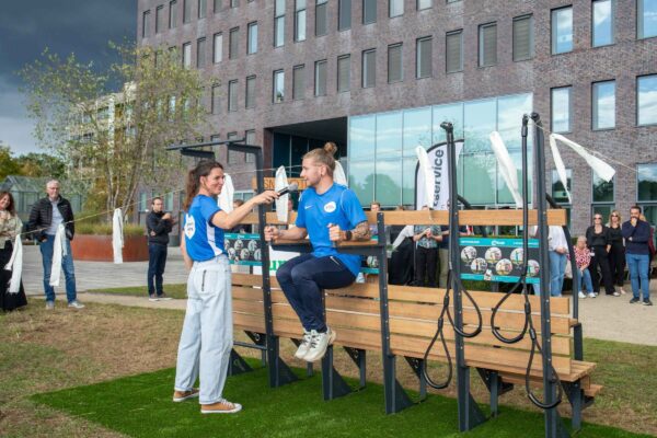 Eerste Beweegbank van Apeldoorn onthuld