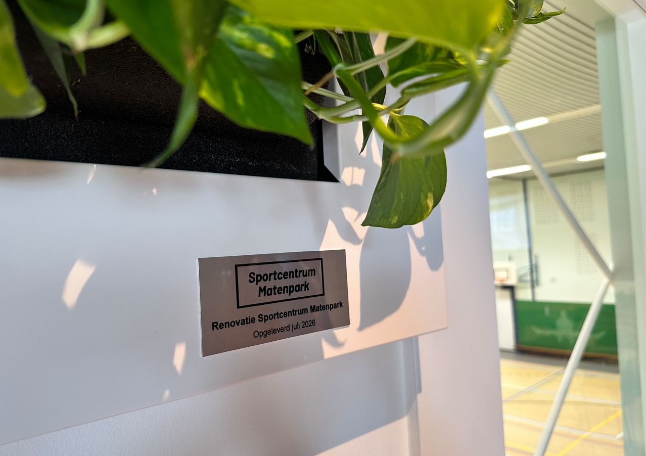 De laatste steenlegging in de vorm van een groen schilderij