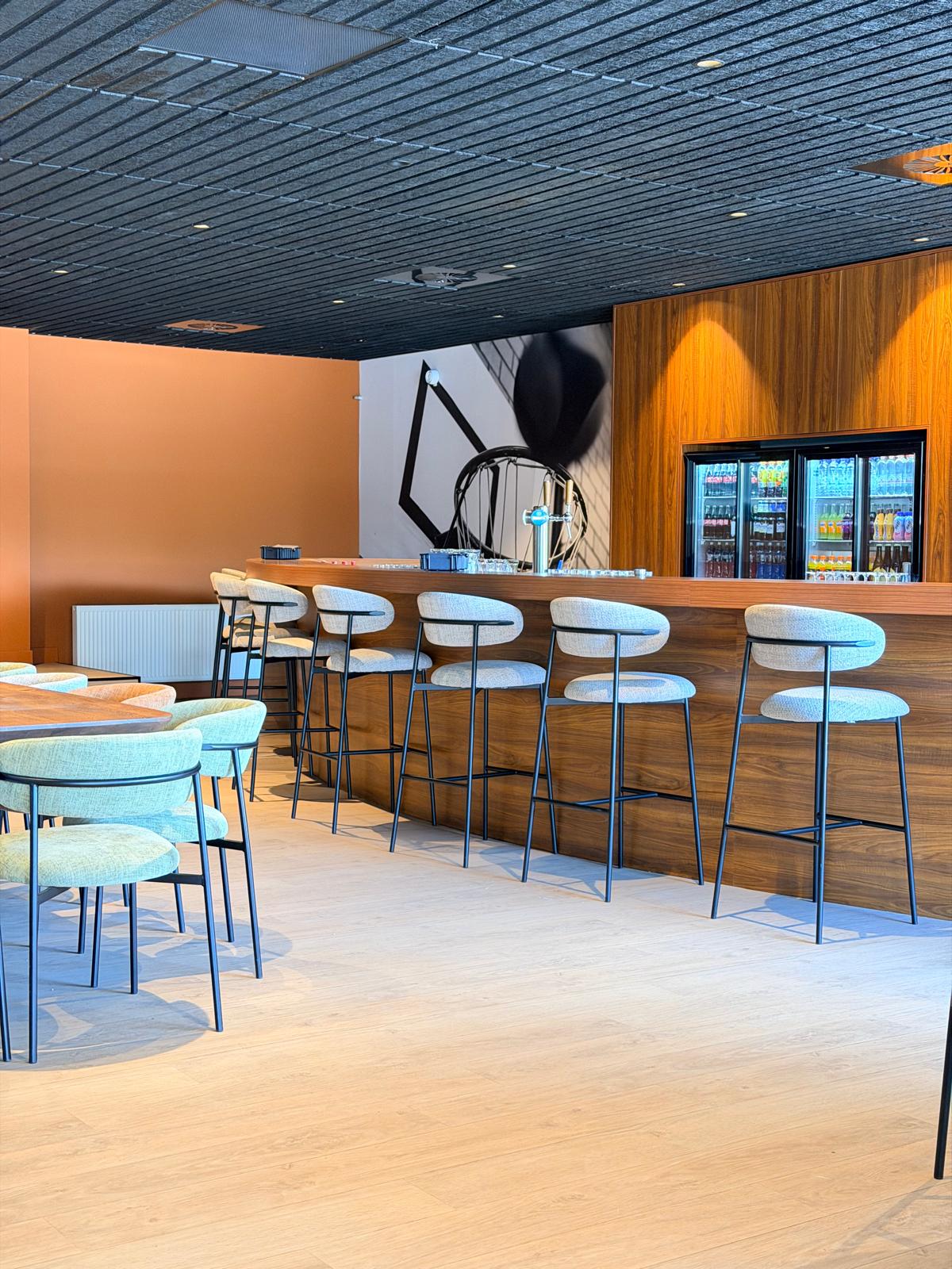 Nieuwe inrichting en bar in de kantine op de eerste verdieping
