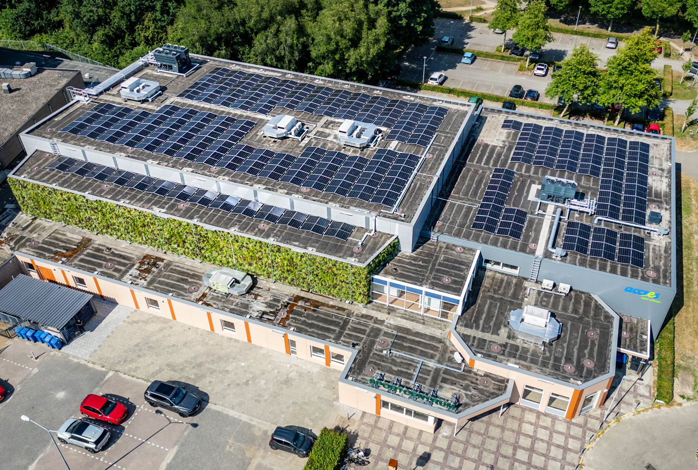 De voorkant van Matenpark heeft een beplante gevel en op het dak liggen een groot aantal zonnepanelen