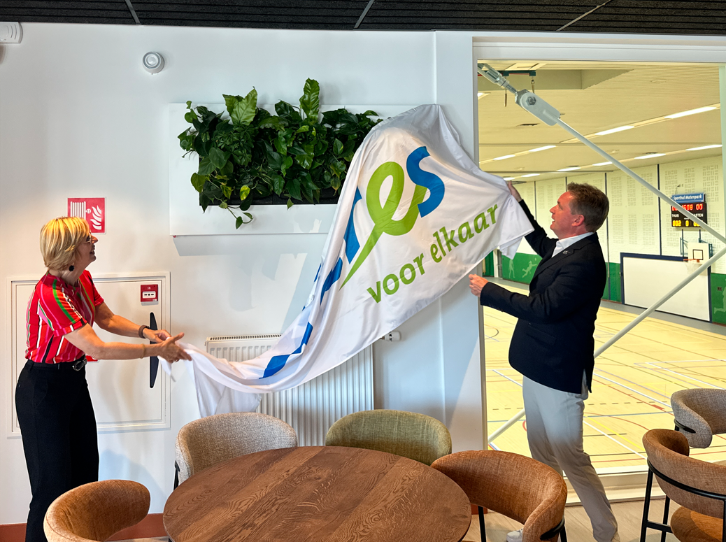 Onthulling van het groene schilderij als laatste steenlegging