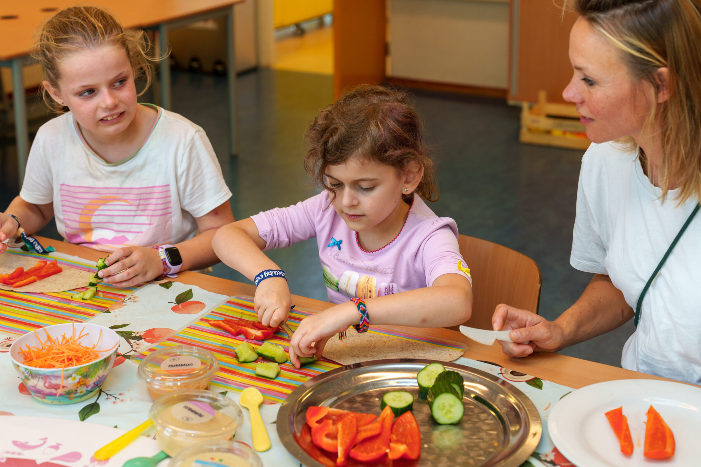 Leerling maakt eten klaar tijdens Schooldag Extra
