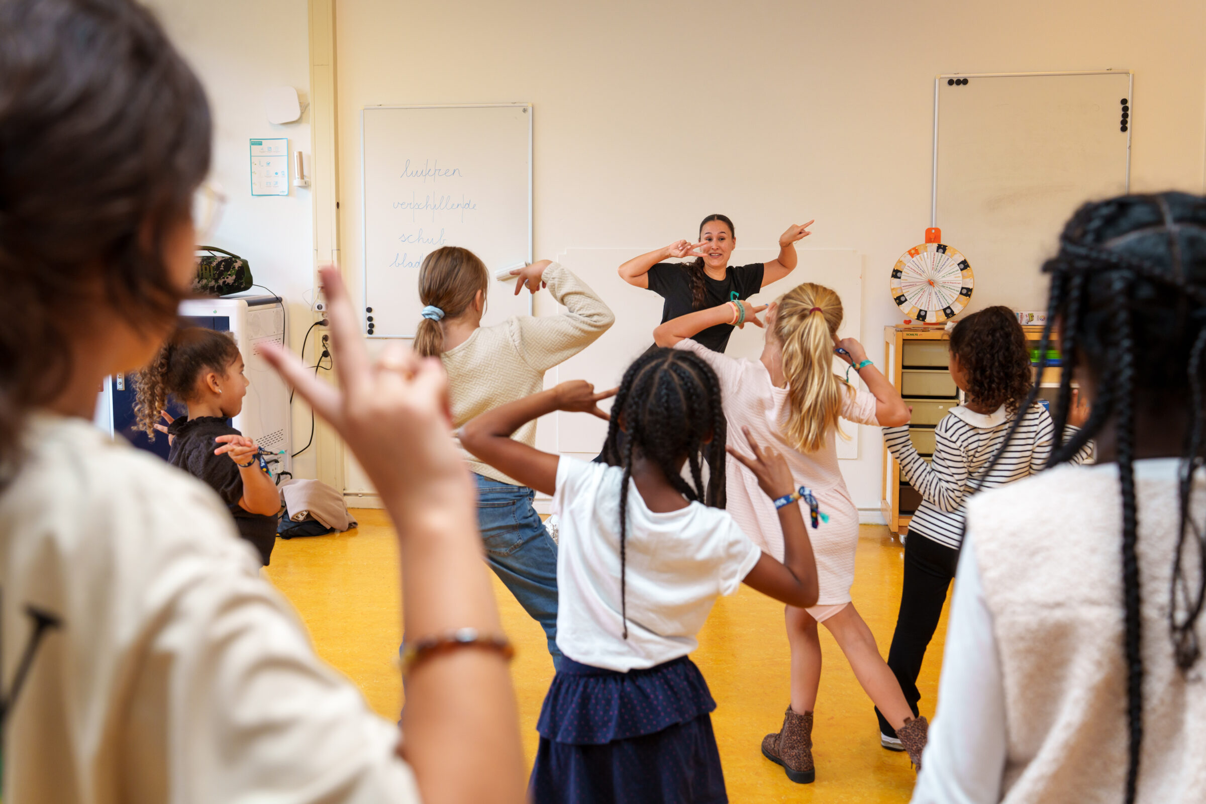 Leerlingen dansen tijdens de feestelijke aftrap van Schooldag Extra