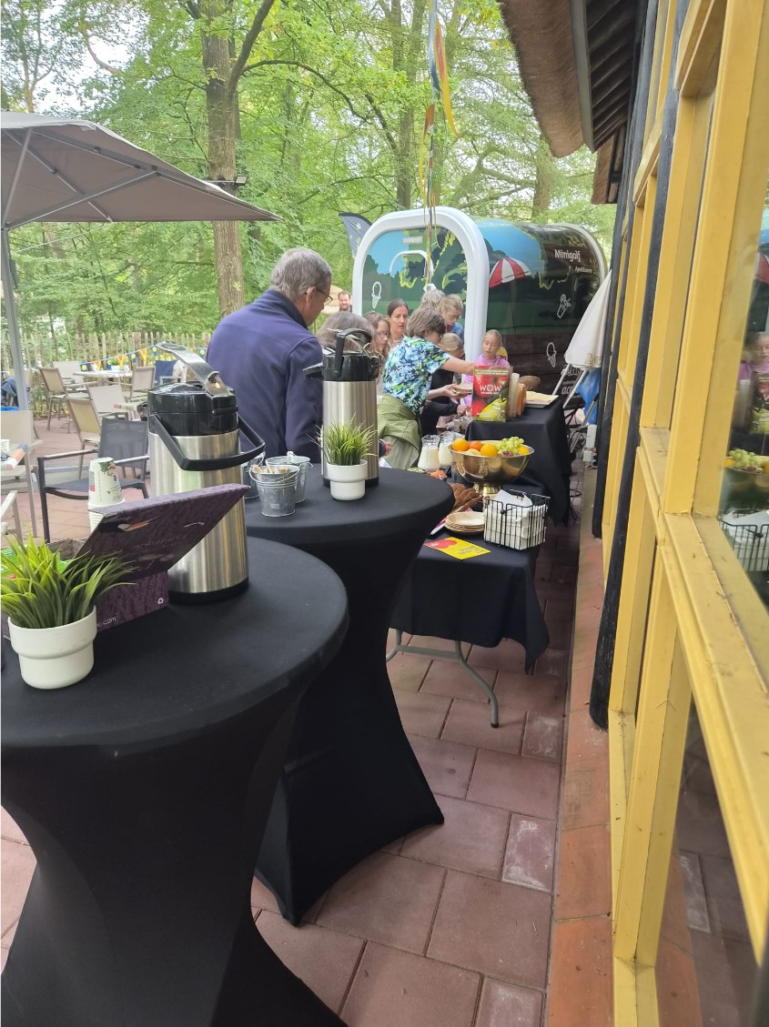 Gelders Ontbijt met bezoekers en ontbijtbuffet bij Minigolf Apeldoorn