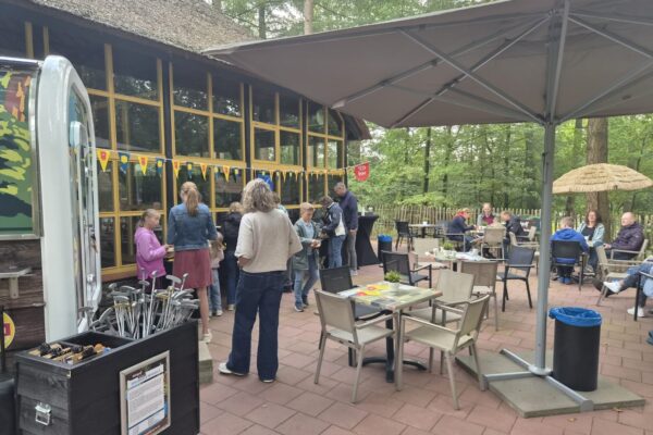 Bezoekers ontbijten op het terras van Minigolf Apeldoorn tijdens De Gelderse Dag