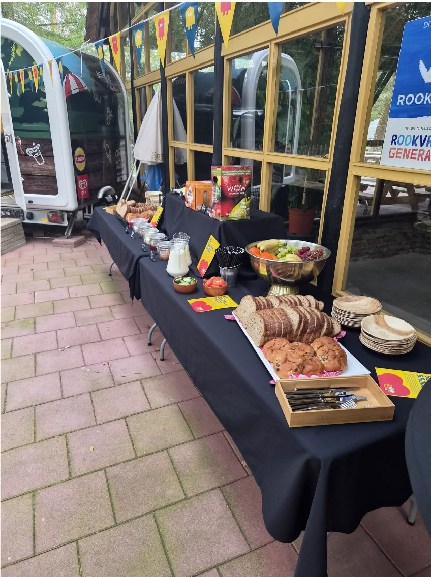 Ontbijtbuffet met brood en fruit tijdens het Gelders Ontbijt bij Minigolf Apeldoorn