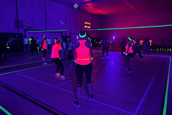 15 teams strijden onder blacklights in vernieuwd Sportcentrum Matenpark